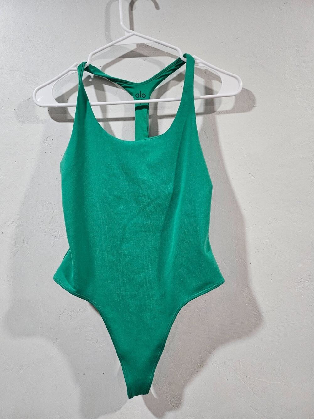 Alo Yoga Sleek Back Bodysuit WS SGreen Scoop Neck Racerback